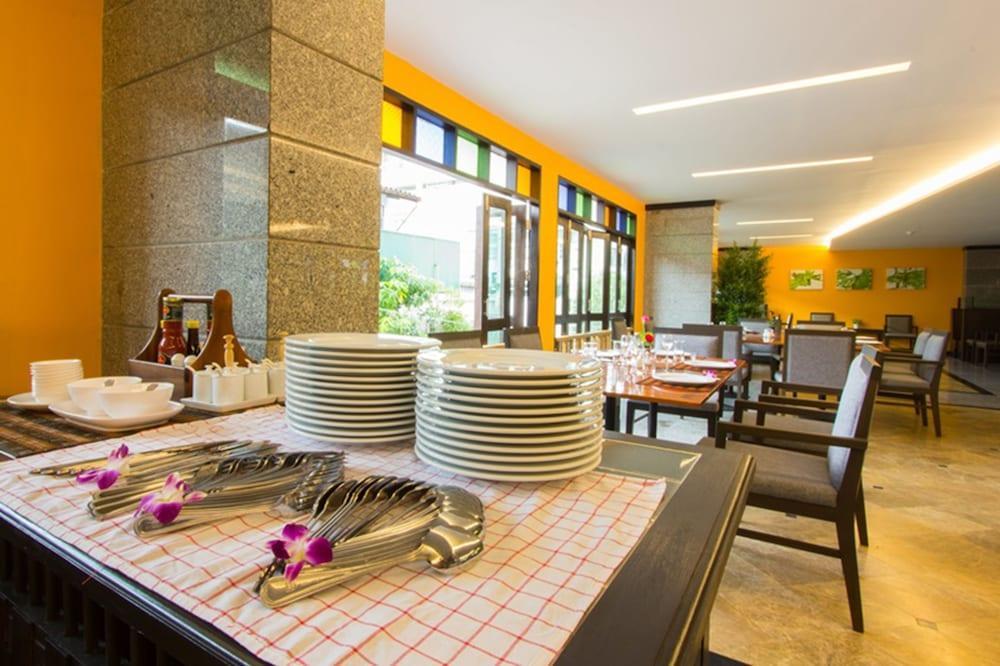 All Together Suite Hotel Bangkok Exteriör bild