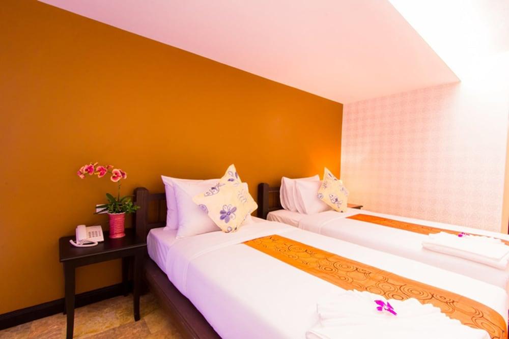 All Together Suite Hotel Bangkok Exteriör bild
