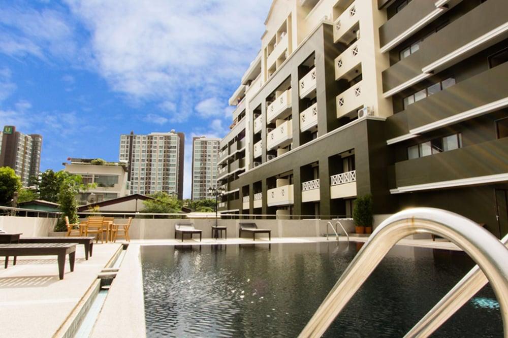 All Together Suite Hotel Bangkok Exteriör bild