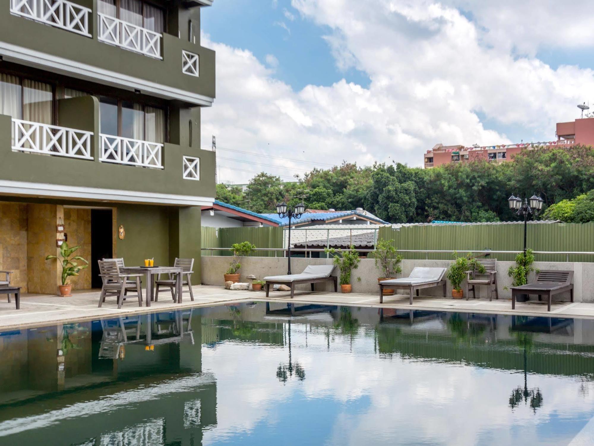 All Together Suite Hotel Bangkok Exteriör bild