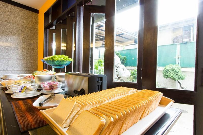 All Together Suite Hotel Bangkok Exteriör bild