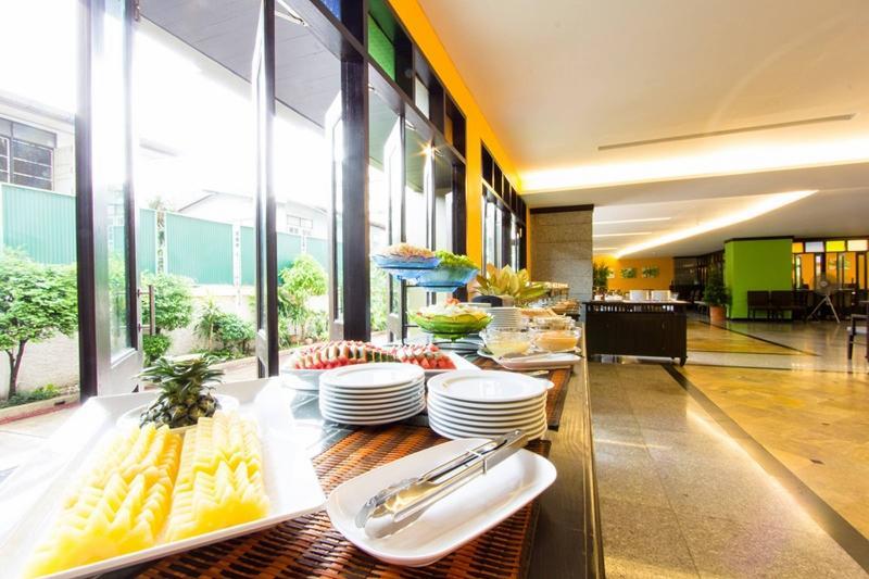 All Together Suite Hotel Bangkok Exteriör bild