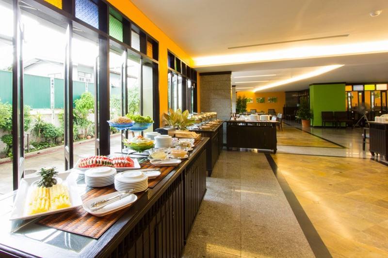 All Together Suite Hotel Bangkok Exteriör bild