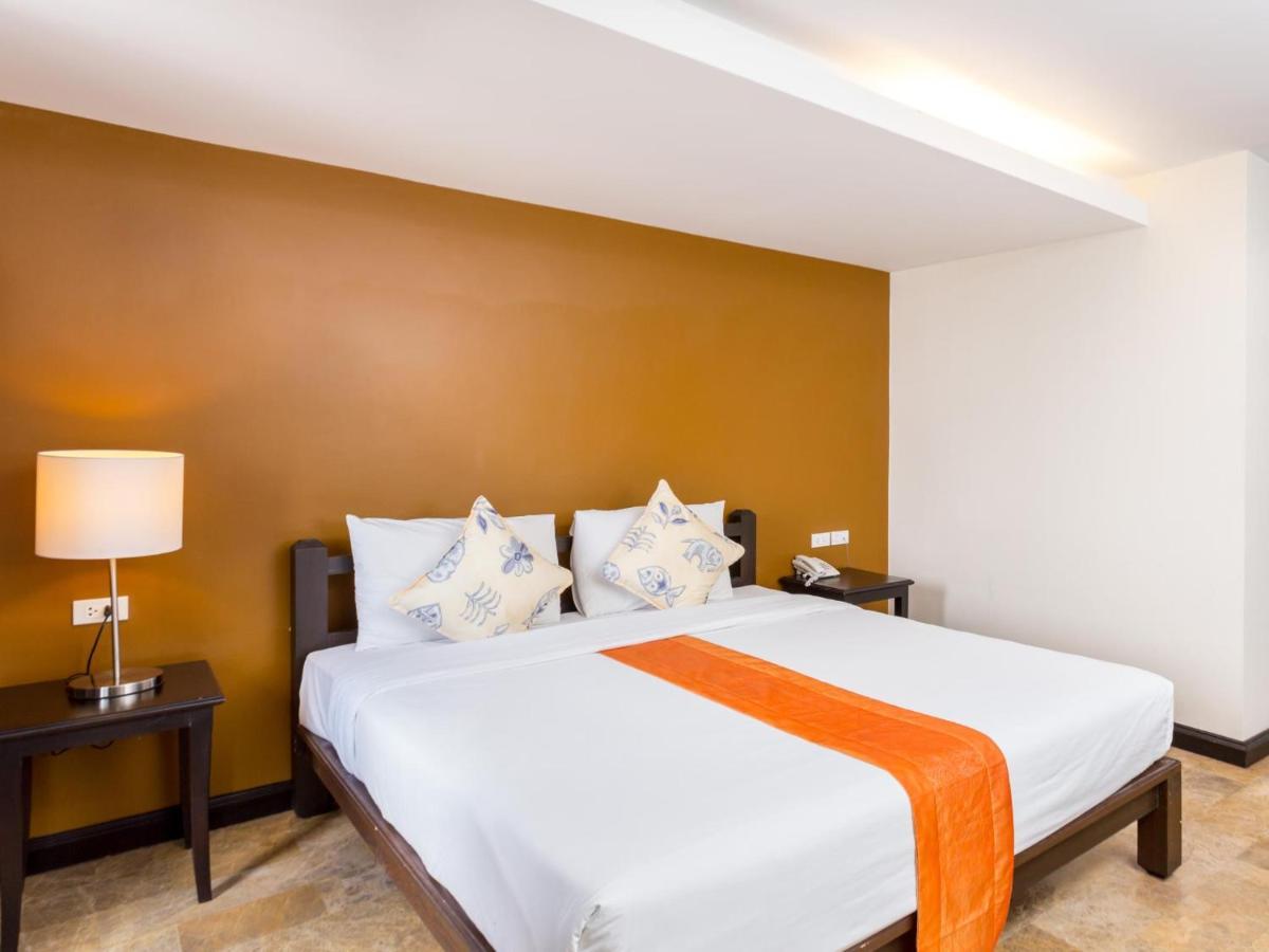 All Together Suite Hotel Bangkok Exteriör bild